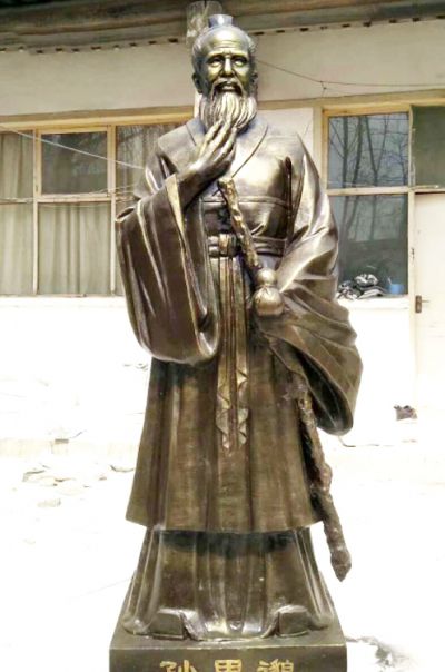 醫(yī)學院擺放歷史名醫(yī)孫思邈銅雕像