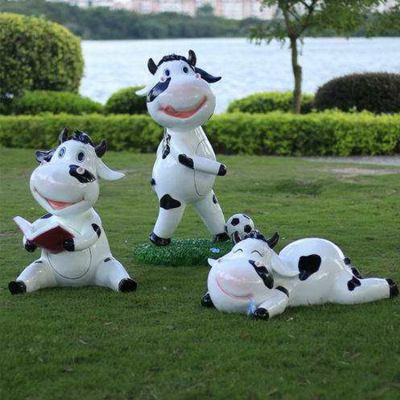 玻璃鋼噴漆卡通奶?？磿?踢足球趴著玩耍幼兒園組合小品