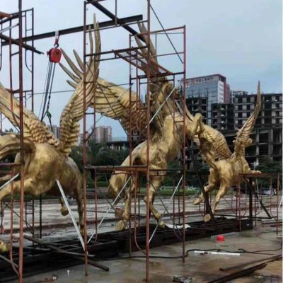 金色馬群，帶翅膀的飛馬雕塑