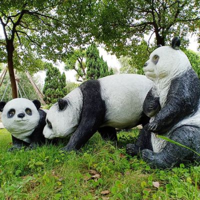 玻璃鋼熊貓雕塑，園林草叢動物擺件